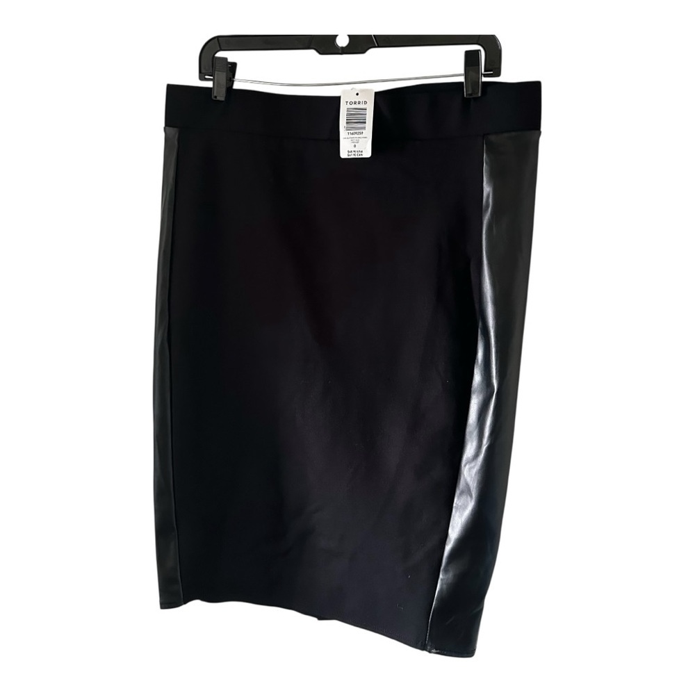 Torrid Women’s Elegant Black Skirt with Leather Accents Size 0